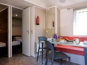 kuchnia i jadalnia ze stołem i krzesłami w obiekcie Holiday Home Bella Italia-5 by Interhome w mieście Peschiera del Garda
