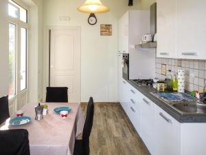 Köök või kööginurk majutusasutuses Apartment Melissa by Interhome