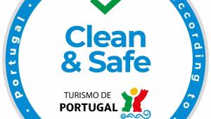 un logotipo para un logotipo limpio y seguro en Casinha Azul near Meco Beach, en Sesimbra