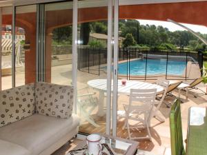 En udsigt til poolen hos Holiday Home Le Cabanon - DRA170 by Interhome eller i nærheden
