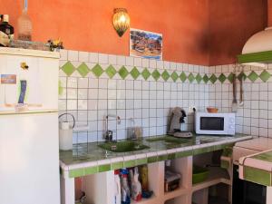 Køkken eller tekøkken på Holiday Home Le Cabanon - DRA170 by Interhome