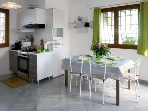 eine Küche mit einem Tisch und Stühlen in einer Küche in der Unterkunft Holiday Home Lavanda - AEG160 by Interhome in Albenga + 12 Fotos