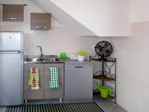 eine Küche mit Spüle und Kühlschrank in der Unterkunft Holiday Home Lavanda - AEG160 by Interhome in Albenga