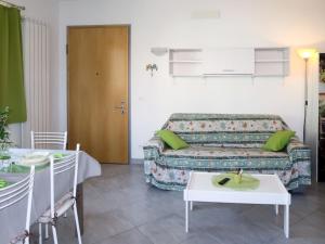 ein Wohnzimmer mit Sofa und Tisch in der Unterkunft Holiday Home Lavanda - AEG160 by Interhome in Albenga