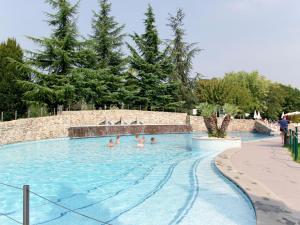 - un groupe de personnes se baignant dans une piscine dans l'établissement Apartment Eden by Interhome, à Cavalcaselle