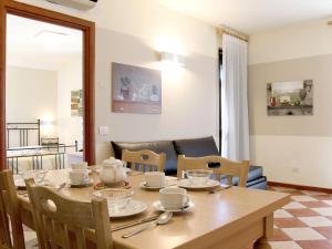 Restoran ili drugo mesto za obedovanje u objektu Apartment Eden by Interhome