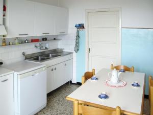 Kuchyňa alebo kuchynka v ubytovaní Holiday Home Casa del Pernambuco - PTL205 by Interhome