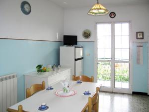 Televízia a/alebo spoločenská miestnosť v ubytovaní Holiday Home Casa del Pernambuco - PTL205 by Interhome
