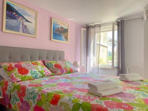 1 dormitorio con 1 cama con un edredón colorido en Guest House Meri, en Bol