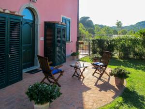 eine Terrasse mit 2 Stühlen und einem Tisch vor einem Haus in der Unterkunft Apartment Sabrina by Interhome in San Quirico di Moriano