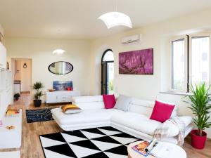 un soggiorno con divano bianco e cuscini rosa di Apartment Sabrina by Interhome a San Quirico di Moriano