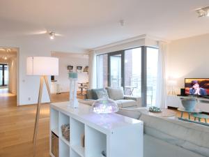 een woonkamer met een bank en een tafel bij Luxury penthouse near Scheveningen beach in Scheveningen