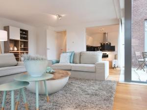 - un salon avec un canapé et une table dans l'établissement Luxury penthouse near Scheveningen beach, à Scheveningen