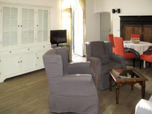 een woonkamer met 2 stoelen en een tafel bij Apartment Camelot - FLG204 by Interhome in Finale Ligure