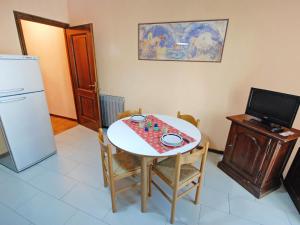 una piccola cucina con tavolo e frigorifero di Apartment La Remise-2 by Interhome ad Aosta