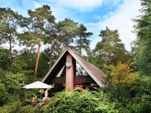 エールセルにあるSpacious Holiday Home in Eersel with Open Fireの森の中の小屋