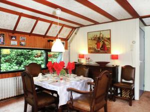 Restorāns vai citas vietas, kur ieturēt maltīti, naktsmītnē Spacious Holiday Home in Eersel with Open Fire