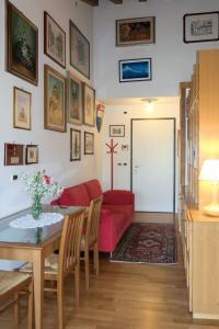 sala de estar con sofá rojo y mesa en Apartment Attico di Marisa by Interhome, en Codroipo