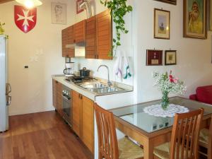 Kuchyň nebo kuchyňský kout v ubytování Apartment Attico di Marisa by Interhome