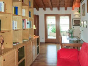 sala de estar con silla roja y mesa en Apartment Attico di Marisa by Interhome, en Codroipo