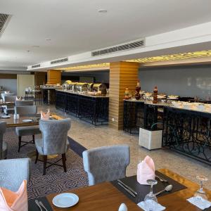 Restaurant o un lloc per menjar a Al Mutlaq Hotel Riyadh