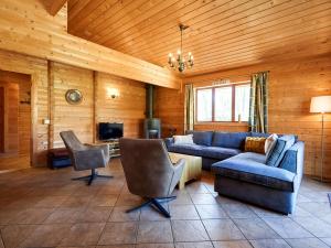 un soggiorno con divano blu e sedie di Finnish house with enclosed garden near the Salland Ridge a Holten