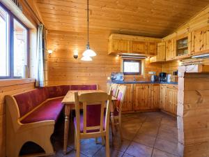 een keuken met een tafel en stoelen in een huisje bij Finnish house with enclosed garden near the Salland Ridge in Holten