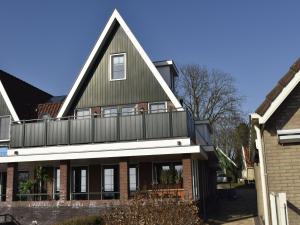 WesterlandにあるModern Holiday Home in Westerland with Sea Nearbyのバルコニー付きの家