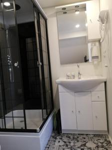 een badkamer met een wastafel en een douche bij Apartamentai Ramybė in Nida