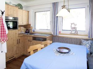 - une cuisine avec une table et une plaque de cuisson dans l'établissement Chalet Fischerhütte - STN100 by Interhome, à Sankt Nikolai im Sölktal