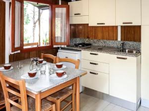 Dapur atau dapur kecil di Holiday Home Bungalow A - AEG400 by Interhome