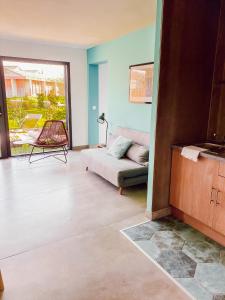 ein Wohnzimmer mit einem Sofa und einer Terrasse in der Unterkunft Le Clos Vernay in Nivolas-Vermelle