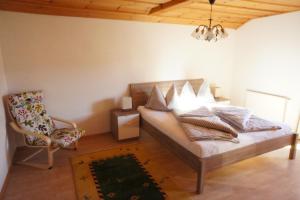 uma sala de estar com um sofá e uma cadeira em Apartments Seegartl em Fuschl am See