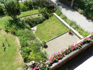 uma vista aérea de um jardim com flores cor-de-rosa em Apartment Giferblick by Interhome em Zweisimmen