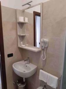 łazienka z umywalką i lustrem w obiekcie Hotel Il boschetto w mieście Tolentino