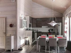 Kuchyň nebo kuchyňský kout v ubytování Holiday Home Villa vihtori by Interhome