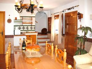 Il comprend un salon avec une table et une cuisine. dans l'établissement Holiday Home Antia by Interhome, à Almuñécar