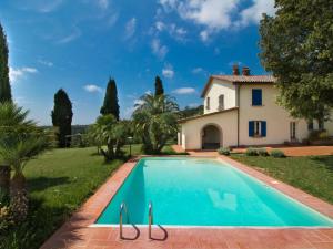 una piscina frente a una casa en Holiday Home Podere le Valli by Interhome, en Riparbella