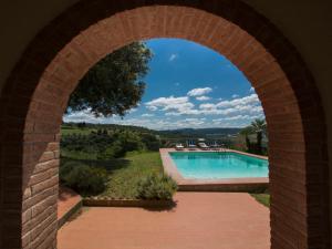 un arco en un edificio con piscina en Holiday Home Podere le Valli by Interhome, en Riparbella