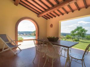 comedor con mesa y sillas y ventana grande en Holiday Home Podere le Valli by Interhome, en Riparbella