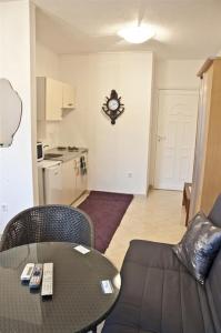 Kuchyňa alebo kuchynka v ubytovaní Apartment in Trogir with sea view, terrace, air conditioning, Wi-Fi (3788-2)