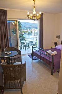 Ένα ή περισσότερα κρεβάτια σε δωμάτιο στο Apartment in Trogir with sea view, terrace, air conditioning, Wi-Fi (3788-2)