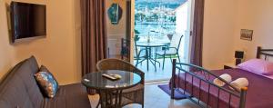 Zdjęcie z galerii obiektu Apartment in Trogir with sea view, terrace, air conditioning, Wi-Fi (3788-2) w Trogirze