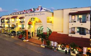 a street scene with people walking down the street at Hacienda Real del Caribe Hotel in Playa del Carmen