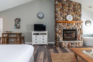 a living room with a fireplace and a television at Quarterdeck Resort in Nisswa