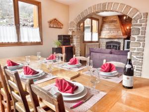 Un comedor con una mesa con una botella de vino. en appartement dans maison indépendante100M2 avec vue exceptionnelle, en Bozel