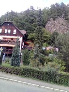 una casa a un lado de la carretera en Haus Wander-Lust en Lauterbach