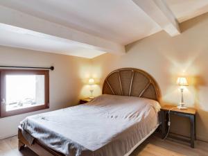 Un pat sau paturi într-o cameră la Holiday Home La Maison de l'Etang by Interhome