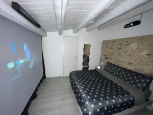 a bedroom with a black bed with stars on it at Chista é a Zita!! in Ragusa