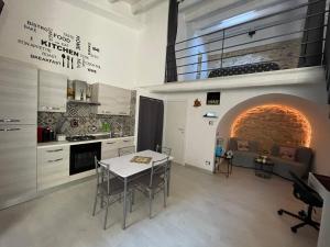 a kitchen with a table and a brick oven at Chista é a Zita!! in Ragusa